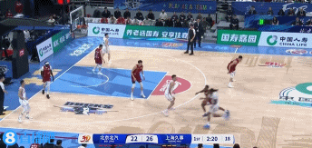 平地起驚雷！閆鵬飛接球順下 力壓周琦單臂暴扣